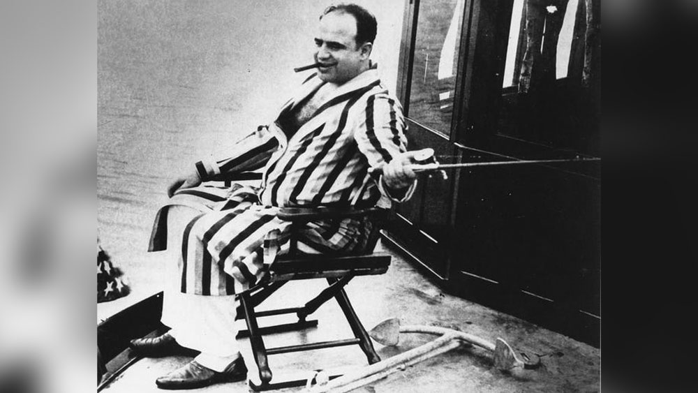 তবে কাপোনের ‘সম্পদ’ যে তার নামেও তার প্রমাণ পাওয়া গেল ওই নিলামে। যেখানে তাঁর একটি পুরনো পিস্তল নিলামকারীদের থেকে ১০ লক্ষ ডলার দিয়ে কিনে নেন সংগ্রাহকরা। 