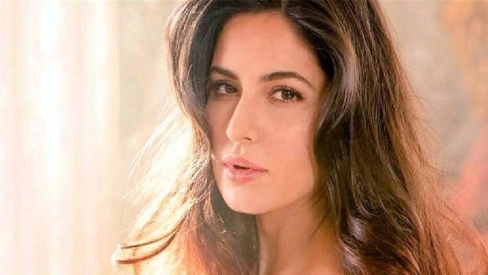 ক্যাটরিনার ত্বকে কখনও কোনও দাগ-ছোপ নজরে পড়বে না, এমনই মসৃণ তাঁর মুখ।