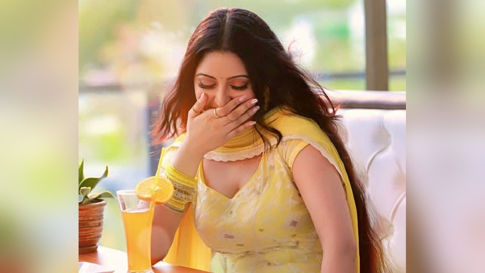 দীর্ঘ লড়াই। তার পর মুক্তি। সেই উচ্ছ্বাস ধরা পড়ল পরীমণির হাসিতে।  হলুদ রঙের সালোয়ার, কামিজ, দোপাট্টায় নায়িকা যেন হলদে পরি। খোলা চুলে, এক হাত ভরা কাচের চুড়িতে উপভোগ করছেন মুক্তির স্বাদ। ছবি দিয়ে লিখেছেনও সে কথা, ‘মুক্ত হও, পরিপূর্ণ ভাবে জীবন যাপন কর...’।