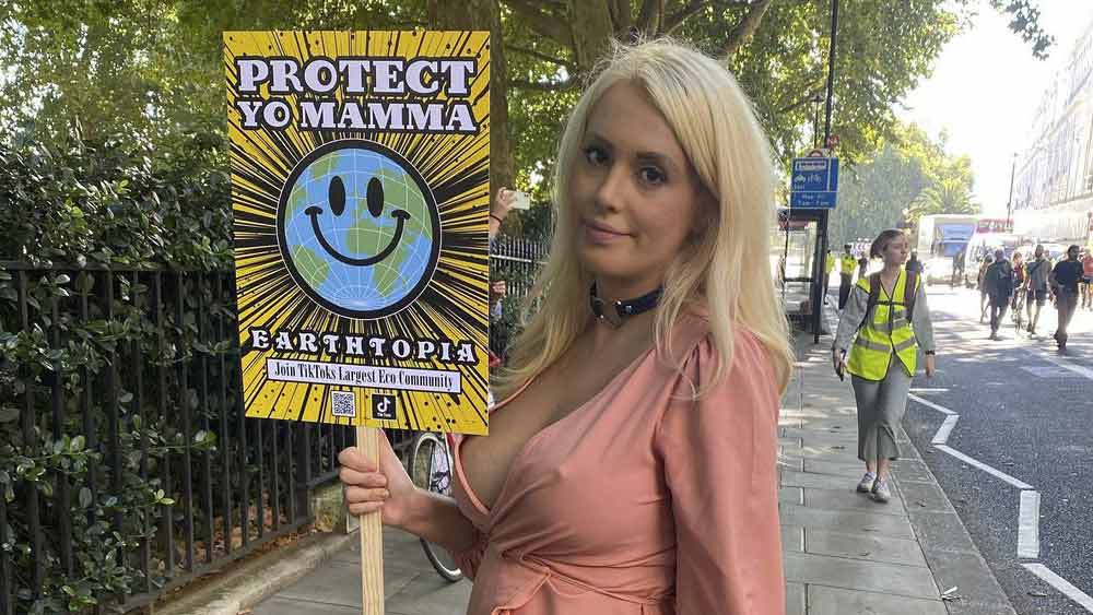 বরিসের জলবায়ু পরিবর্তন সংক্রান্ত নীতির বিরুদ্ধে প্রতিবাদ জানাতে লন্ডনের বিভিন্ন রাস্তায় প্রতিবাদ বিক্ষাভ দেখান এক সন্তানের মা লরা। তবে তাঁর বিক্ষোভের একটি বিশেষত্ব আছে। 