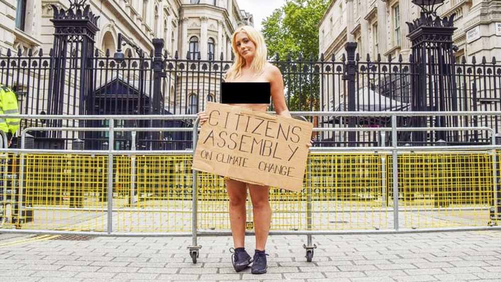 লরা জানিয়েছেন, প্রধানমন্ত্রী হলেও এ ভাবে দফতর সামলাবেন তিনি। তেমন হলে লরা হবেন বিশ্বের প্রথম ‘টপলেস’ বা ঊর্ধ্বাঙ্গের আবরণমুক্ত প্রধানমন্ত্রী।