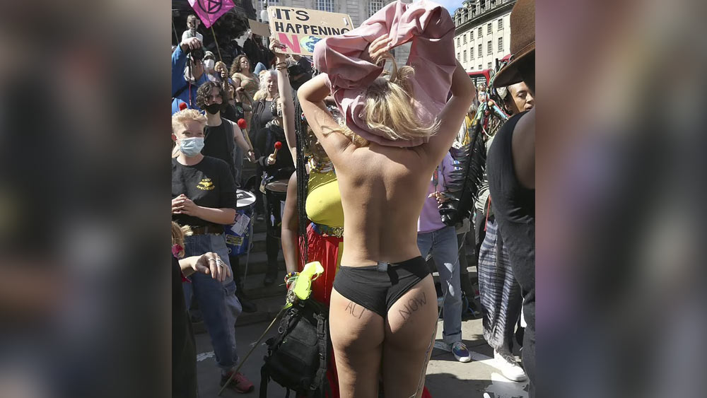 পোশাক খুলতে লরারও আপত্তি নেই। সোনালি চুলের ব্রিটিশ ললনার মত, তার উন্মুক্ত শরীর যদি জাতির কল্যাণে বিশেষ কোনও উদ্দেশ্যপূরণে কাজে লাগে, তাতে আপত্তি কিসের। আর এ ক্ষেত্রে তাঁর পোশাক খুলে উন্মুক্ত পদসঞ্চার বৃহত্তর স্বার্থে কাজে লাগছে বলেই মনে করছেন তিনি। অন্তত, এ ভাবে তাঁর বিক্ষোভ সংবাদমাধ্যমে উঠে আসছে। তাঁকে নিয়ে, তাঁর শরীর নিয়ে, তাঁর বিক্ষোভের পথ নিয়ে চর্চা হচ্ছে।  