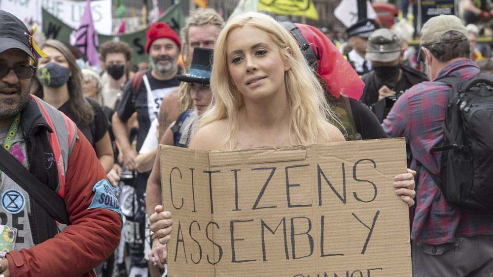 তবে জলবায়ু পরিবর্তন নিয়ে সচেতনতা বাড়াতে শুধু পোশাক খোলেননি লরা, অনশনও শুরু করেছেন। তাঁর আশা, উন্মুক্ত দেহ বিষয়টিতে মানুষের দৃষ্টি আকর্ষণ করেছে। অনশন বিষয়টির গুরুত্ব বুঝতে সাহায্য করবে। 