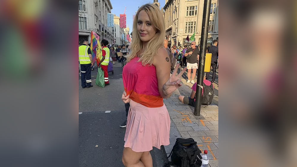 লরার মতে, অন্যান্য  ক্ষেত্রের মতো রাজনীতিতেও মেয়েরা কিছুটা কোণঠাসা। পোশাক খুলে যদি সেই খরাও কাটানো যায়, তবে ক্ষতি কি! লরার বক্তব্য, ‘‘শুধু পোশাক খোলার জন্য অন্তত আমাকে নিকৃষ্ট প্রতিপন্ন করা ঠিক হবে না।’’