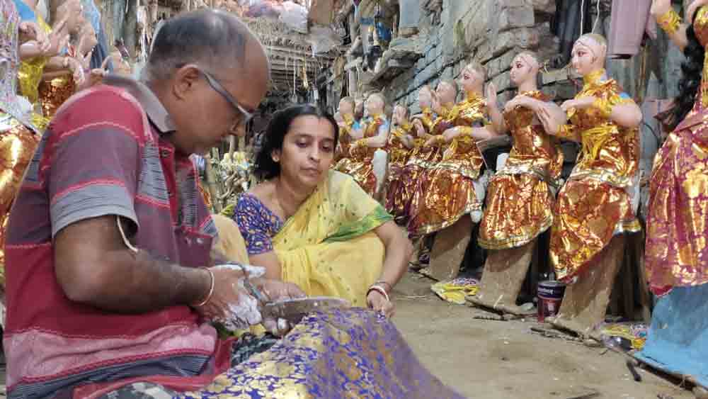 শেষবেলার কাজে ব্যস্ত মৃৎশিল্পী। 
