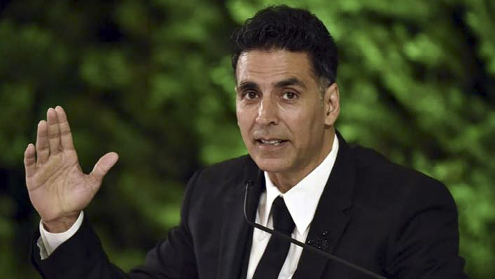 প্রশ্ন তোলা হয়েছে, ছবি যখন গোর্খা বাহিনীর যুদ্ধনায়ককে নিয়ে, তখন তাঁর চরিত্রে পঞ্জাবী বংশোদ্ভূত কানাডার নাগরিক অক্ষয়কে বেছে নেওয়া হল কেন? ৩৫ বছরের এক তরুণ সেনানায়কের চরিত্রে ৫১ বছরের অভিনেতা কেন অভিনয় করবেন, সে প্রশ্নও তোলেন অনেকে।