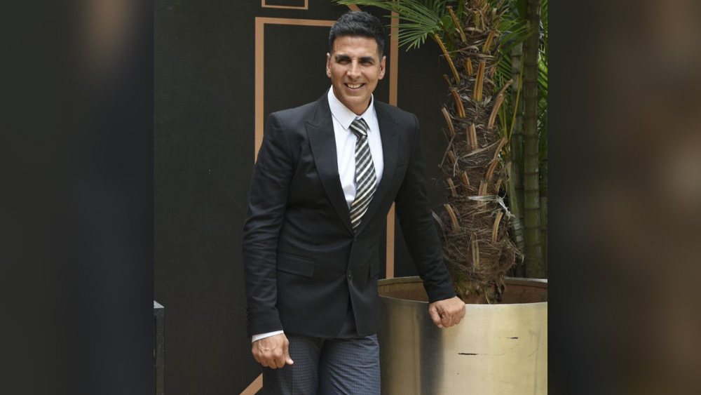 জবাবে অক্ষয়ের অনুরাগীরা অবশ্য যুক্তি দিয়েছেন, ‘‘যাঁকে নিয়ে ছবি, সেই ইয়ান গোর্খা বাহিনীর কর্তা হলেও গোর্খা বংশোদ্ভূত নন। তাই তার ভূমিকায় অভিনয়ে অক্ষয়ের কোনও বাধা থাকে না।’’