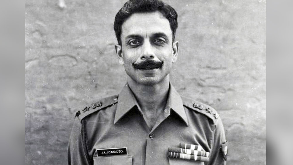 মুম্বইয়ে জন্ম ইয়ানের। ন্যাশনাল ডিফেন্স অ্যাকাডেমি এবং ইন্ডিয়ান মিলিটারি অ্যাকাডেমিতে প্রশিক্ষণ নিয়েছিলেন। ন্যাশনাল ডিফেন্স অ্যাকাডেমির তিনিই প্রথম ছাত্র, যিনি একই বছরে সোনা এবং রুপোর পদক পেয়েছিলেন। অ্যাকাডেমিতে সার্বিক ক্ষেত্রে সেরাকে সোনার পদক দেওয়া হয়। সেরা নম্বর প্রাপককে দেওয়া হয় রুপোর পদক। সেই প্রথম সার্বিক সেরা এবং নম্বরে সেরা ছাত্র হয়েছিলেন এক জনই। ইয়ানের পরও এই কৃতিত্ব কেবল এক জনই অর্জন করেছেন।