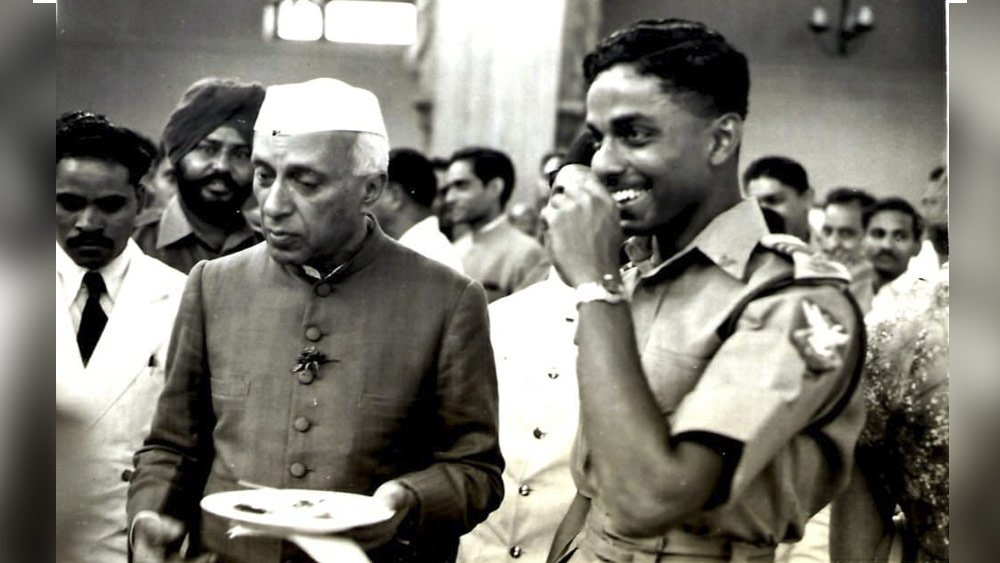 ইন্ডিয়ান অ্যাকাডেমি থেকে প্রশিক্ষণ নেওয়ার পর তিনি ৫ গোর্খা রাইফেলস-এ যোগ দেন। গোর্খা রাইফেলস-এ মেজর জেনারেল ইয়ান কার্ডোজো আজও একটি বৈগ্রহিক নাম। অবসরপ্রাপ্ত এই সেনা অধিকর্তা ভারতীয় বাহিনীর প্রথম সেনা কর্তা, যিনি শারীরিক প্রতিবন্ধকতা সত্ত্বেও একটি ব্যাটেলিয়ন এবং ব্রিগেডের নেতৃত্ব দিয়েছেন।