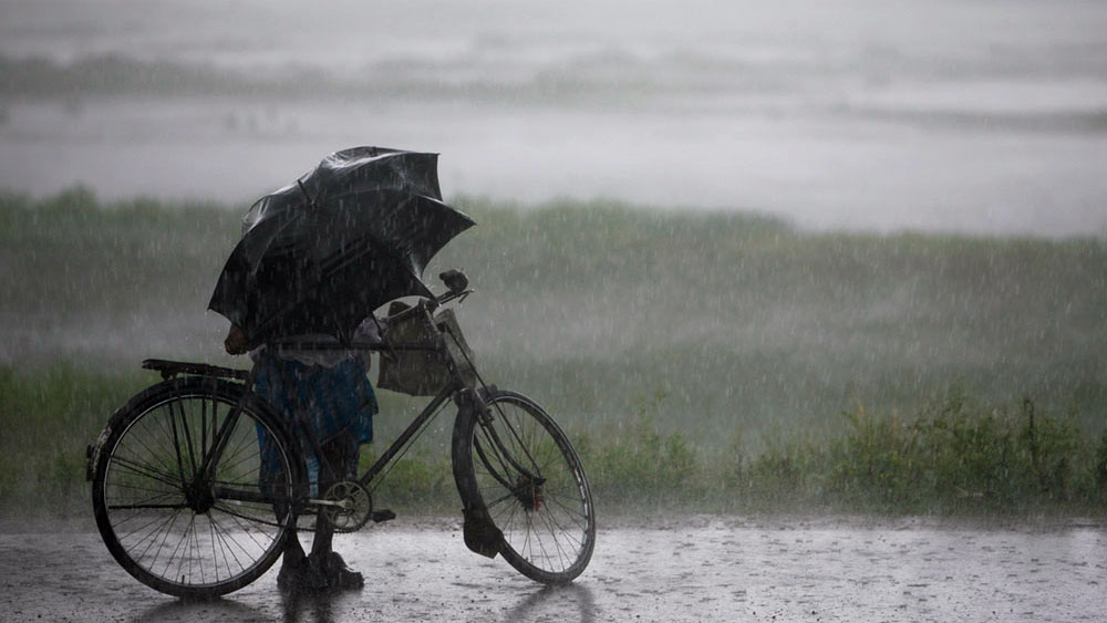 মালদহে আবহবিদদের পূর্বাভাস মিলে গিয়েছে। সোমবার দুপুরে ঝোড়ো হাওয়ার সঙ্গে ঘণ্টাখানেক প্রবল বৃষ্টি হয় এ জেলায়।