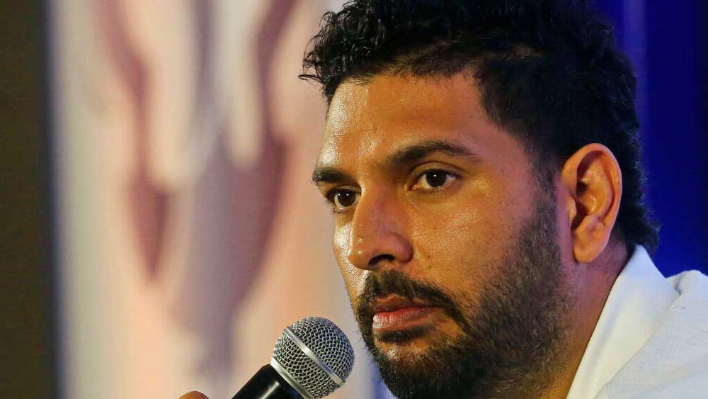 এই প্রথম নয়, এর আগেও একাধিক বার বিতর্কে জড়িয়েছেন ভারতীয় দলের এই প্রাক্তন ক্রিকেটার। দেখে নেওয়া যাক, কী কী বিতর্কে জড়িয়েছেন তিনি।