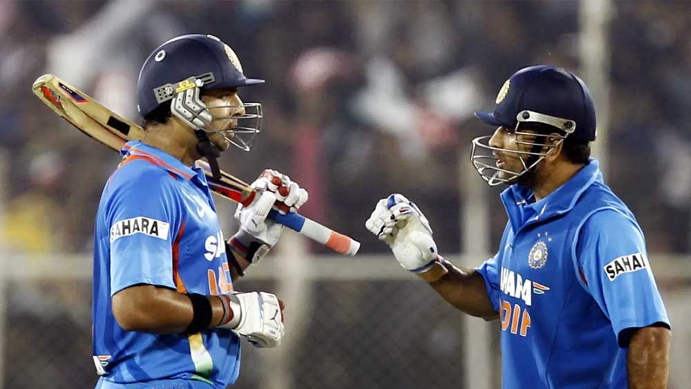 ২০১৫ সালে যুবরাজকে বিতর্কে জড়িয়ে দেন তাঁর বাবা যোগরাজ সিংহ। তখন ভারতীয় দলে প্রত্যাবর্তনের লড়াই করছেন যুবি। যোগরাজ সেই সময় বলে বসেন, তাঁর ছেলের আন্তর্জাতিক ক্রিকেট জীবনের বারোটা বাজানোর পিছনে রয়েছেন মহেন্দ্র সিংহ ধোনি। তখন অনুশীলনের মাঝপথে যুবরাজকে বলতে হয়, তাঁর সঙ্গে ধোনির সম্পর্ক অত্যন্ত ভাল।