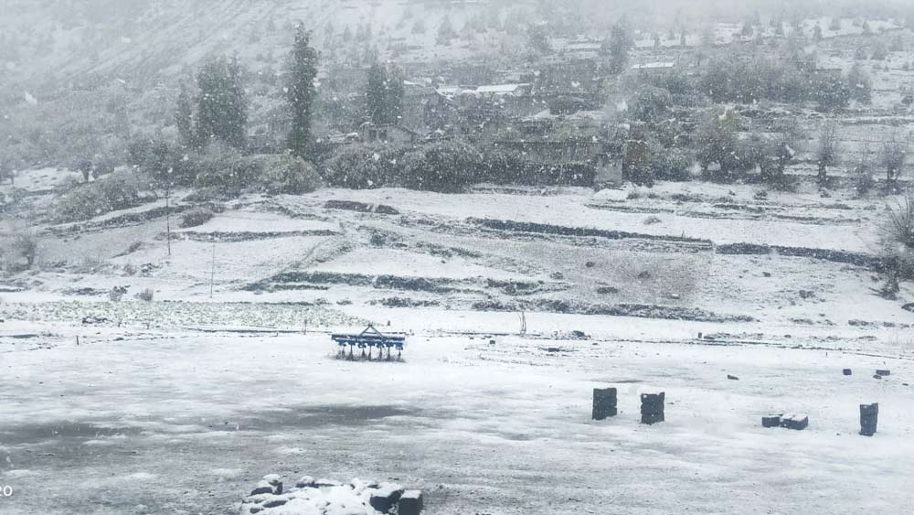 বরফে ঢাকা পাহাড়। খরস্রোতা জলরাশি। নিস্তব্ধতার মধ্যে প্রকৃতির নিজস্ব শব্দ। হিমাচল বলতে চোখে ভাসে এই সব দৃশ্যকল্প। পাহাড়ি শহরগুলির সৌন্দর্যের টানে প্রতি বছরই এখানে বহু পর্যটক আসেন। এ বার শীতের মরসুম শুরু হওয়ার আগে তুষারপাত দেখা গেল হিমাচলের পার্বত্য এলাকায়। 