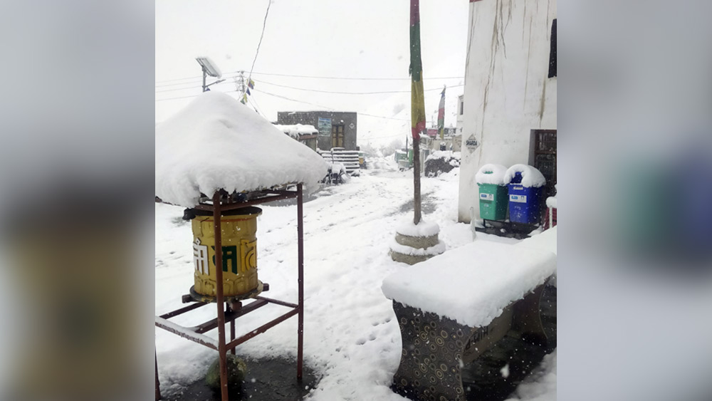 রবিবার থেকে লাহুল-স্পিতিতে তুষারপাত শুরু হয়েছে। বড়লাচা পাসে তুষারপাতের জেরে বন্ধ করে দিতে হয়েছিল মানালি-লেহ্‌ সড়ক। লাহুল-স্পিতির কুনজুম পাসে বরফ জমে থাকার কারণে গাড়ি চলাচল বন্ধ করে দেওয়া হয়েছে গ্রামফু-কাজা সড়কে।