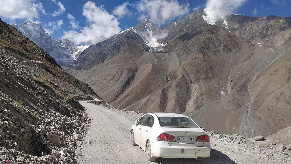 লাহুল-স্পিতি দু’ভাবে যাওয়া যেতে পারে। একটি রাস্তা শিমলা হয়ে। রোটাং পাস হয়ে অন্যটি। রোটাং হয়ে লাহুল-স্পিতিতে পৌঁছতে গেলে যেতে হয় গ্রীষ্ম কালে। অন্য দিকে, শিমলা দিয়ে ঠান্ডার সময়ও যাওয়া যায়। 