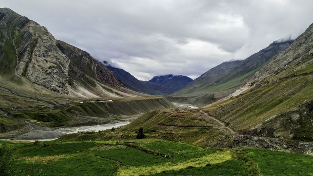 নাকো থেকে ৬৪ কিলোমিটার দূরত্বে ভারতের প্রাচীনতম টাবোর গুহা। নাকো থেকে কাজা যাওয়া পথে তা দেখা যায়। পাশে রয়েছে বৌদ্ধমঠ। এ সবই এখন বরফে ঢাকা।