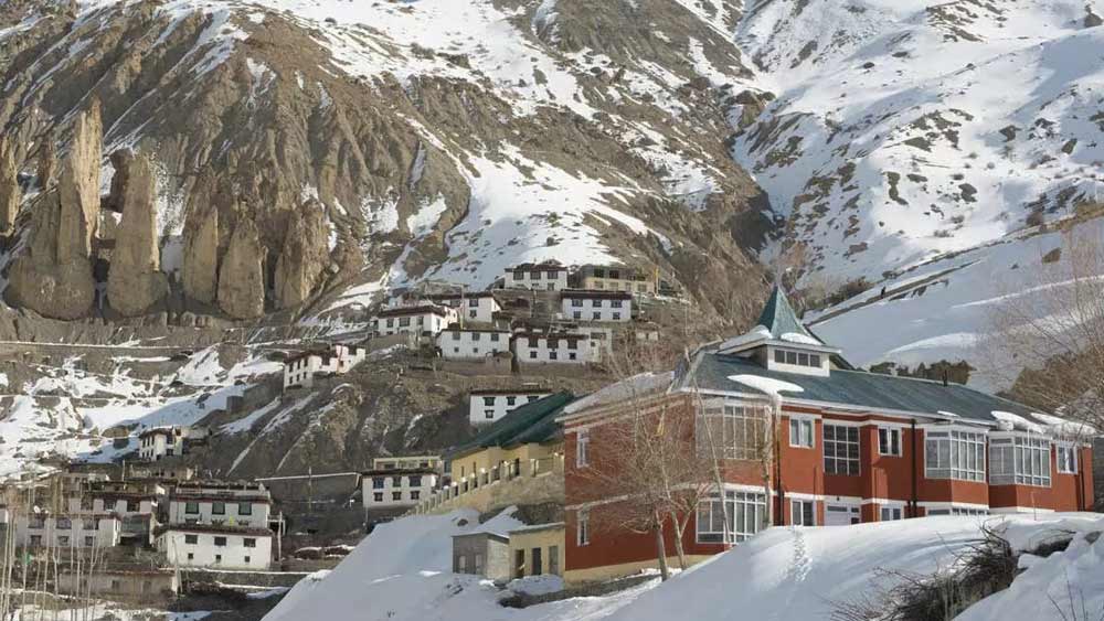 লাহুল-স্পিতি পার হয়ে যেতে হয় বিশ্বের উচ্চতম গ্রাম হিক্কিমে। হিমালয়ের পাদদেশে হিক্কিম। ওই গ্রামের লোকসংখ্যা মেরেকেটে ২০০-৩০০। স্কুল একটি রয়েছে, তবে তার পড়ুয়া সংখ্যা ৫-১০। রয়েছে এক হাজার বছরেরও বেশি পুরনো বৌদ্ধমঠ।  