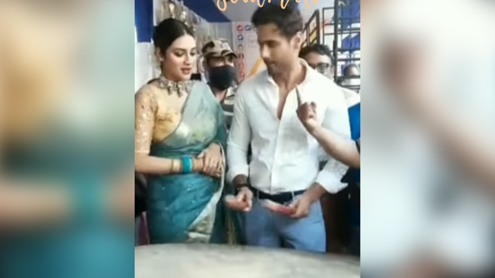 তার পরে ষষ্ঠীর দিন পুজোর বিচারক হিসেবে যশ-নুসরত মণ্ডপে মণ্ডপে ঘুরেছেন। মণ্ডপে জয়ঢাক বাজিয়েছেন জুটিতে দুটিতে।