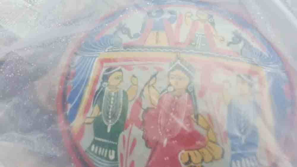 বৃষ্টির হাত থেকে বাঁচাতে পলিথিন মুড়ে রাখা হয়েছে লক্ষ্মীপ্রতিমা।