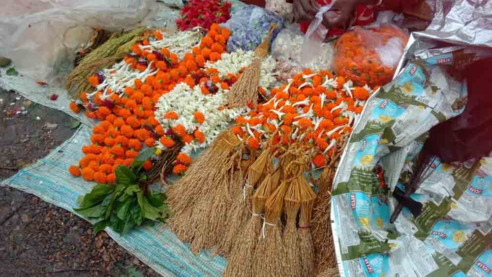 গত বছরের তুলনায় এ বার লক্ষ্মীপুজোর আগে বাজারদর বেশ বেড়েছে বলে দাবি ক্রেতাদের।