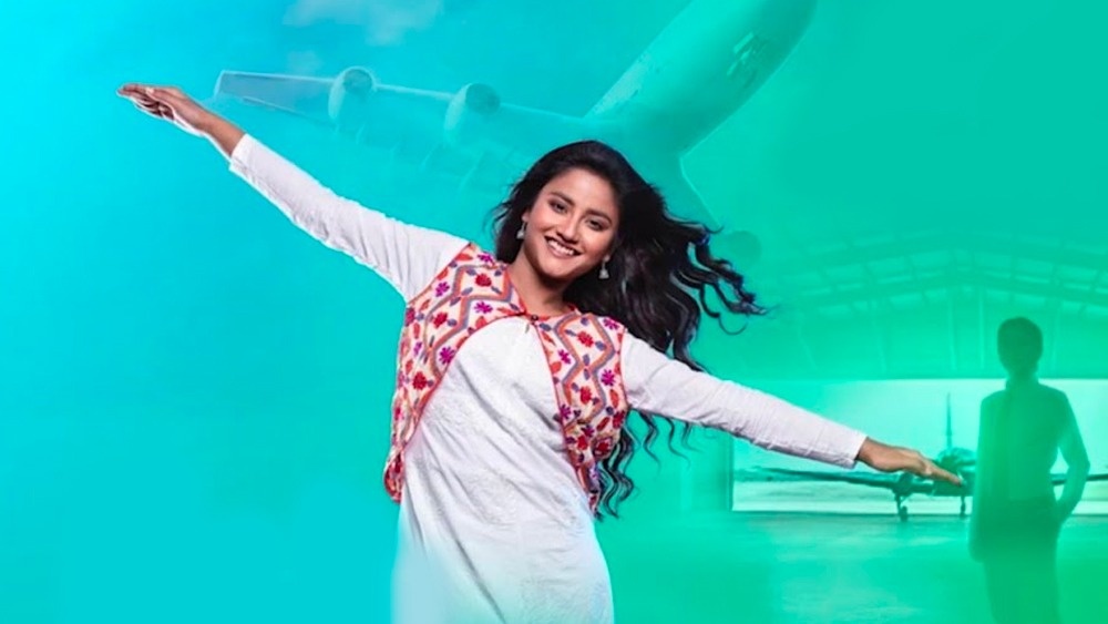 ‘তিতলি’কেই দেখুন না! কানে শুনতে না পাওয়া কন্যে স্বপ্ন দেখে বিমান চালানোর। পাশে পায় স্বামী-সহ গোটা পরিবারকে। বাধা-বিপত্তি আসে অনেক. তবু শেষমেশ জিতে যায় মেয়ে। বিমান চালায়, জঙ্গি পাকড়ায় আবার ঘর-সংসারের যাবতীয় দায়িত্বেও নিখুঁত। এ মেয়ে লক্ষ্মী না হয়ে যায় কোথায়!