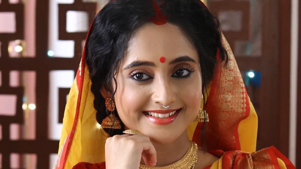 ঘরের বউ মিষ্টি বানাতে সিদ্ধহস্ত, সে আর এমন কী! কিন্তু মিষ্টি বানানোই যদি পেশা হয় সেই কন্যের? আর লক্ষ্মীলাভ হয় সংসারের? সে বউমাই তো গৃহলক্ষ্মী! ঘরে ঘরে ‘মিঠাই’কে তাই মাথায় করে রাখছেন দর্শক শাশুড়িরাও।