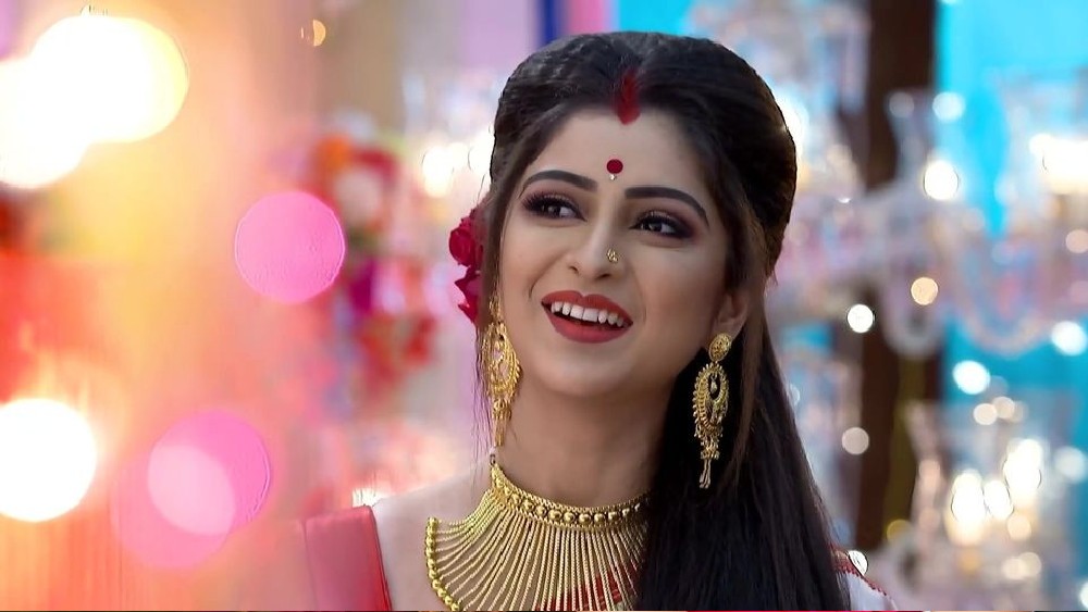 ঢাকির পেশায় মেয়েরা ব্রাত্যই ছিল বহু যুগ। ধারাবাহিকের নায়িকা ঢাকি? নৈব নৈব চ! আর সেই ধারাকেই দশ গোল দিল ‘যমুনা ঢাকি’। এ কন্যে ঢাক বাজায়। আর তারই গুণে সংসারে অচলা লক্ষ্মী!