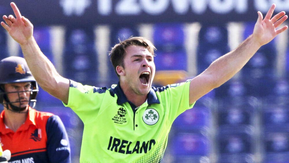 ক্যাম্ফারের জন্ম হয় দক্ষিণ আফ্রিকায়। সেই দেশেই ক্রিকেট খেলা শিখেছিলেন তিনি। দক্ষিণ আফ্রিকার অনূর্ধ্ব-১৯ দলের হয়েও খেলেছিলেন ক্যাম্ফার।