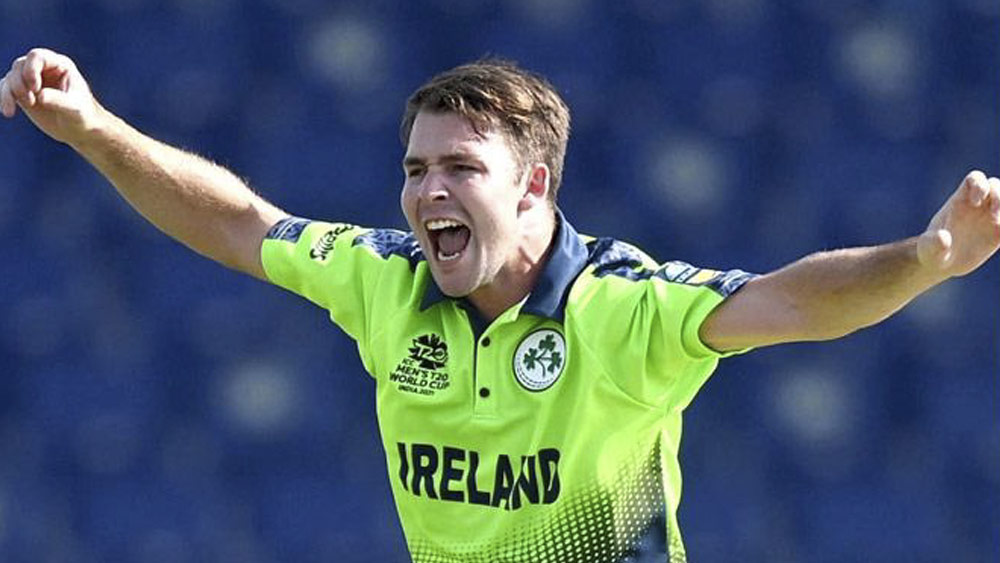 ক্যাম্ফারের দিদিমা ছিলেন আয়ারল্যান্ডের। তাঁর সূত্রেই আইরিশ পাসপোর্ট পান ক্যাম্ফার। নিজের দেশ ছেড়ে দিদিমার দেশের হয়ে খেলা শুরু করেন তিনি।