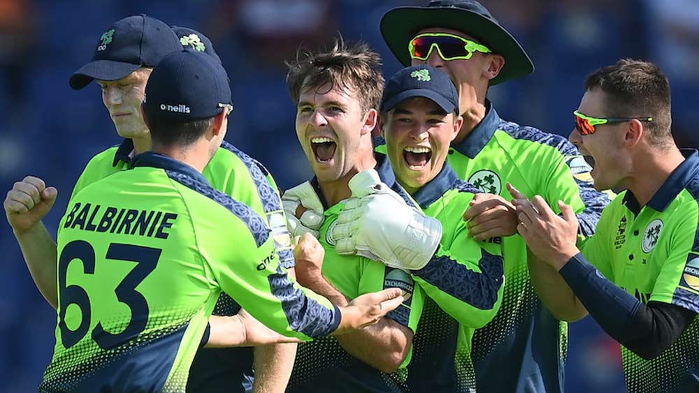 প্রথম শ্রেণির ক্রিকেটেও খেলেন আয়ারল্যান্ডের হয়ে। অলরাউন্ডার ক্যাম্ফার একদিনের ক্রিকেটে চারটি অর্ধশতরান করেছেন। তাঁর খেলা মন জয় করে নেয় আয়ারল্যান্ডের অভিজ্ঞ ক্রিকেটার কেভিন ও’ব্রায়ানের।