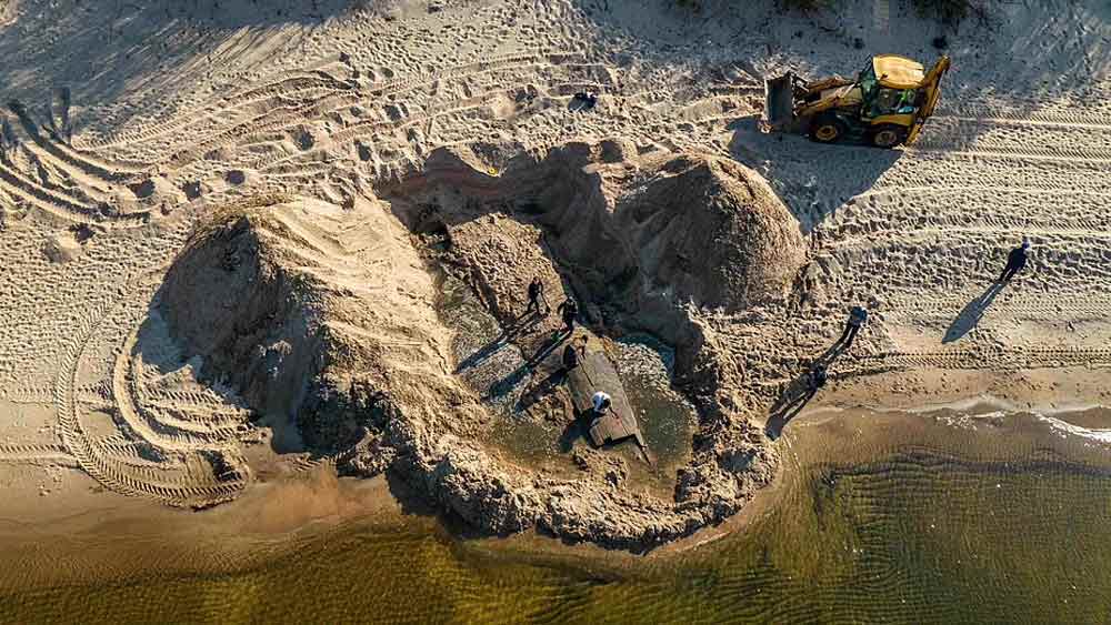 প্রত্নতাত্ত্বিকরা অবশ্য প্রথমটায় আন্দাজও করতে পারেননি যে একটি গোটা জাহাজ এ ভাবে বালিয়ারির নীচে ২০০ বছর ধরে ডুবে থাকতে পারে। ধ্বংসাবশেষের একটি অংশ দেখে তাঁরা ভেবেছিলেন সেটি কোনও জাহাজের ভাঙা অংশ।