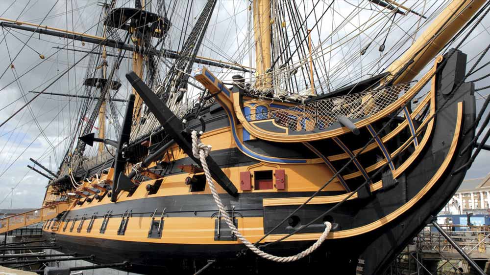 বিশেষজ্ঞরা জানান, আঠারো থেকে উনিশ শতকের শুরুর দিক পর্যন্ত জাহাজে ওক কাঠের বিপুল ব্যবহার করত ব্রিটেনের নৌবাহিনী। প্রতি বছর ৫০ হাজার লোড ওক কাঠ আমদানি করত তারা। স্থানীয় ওক কাঠ ব্যবহার করা হত না, কারণ সেগুলি ছিল অপেক্ষাকৃত কম লম্বা। বাল্টিক-সহ বিভিন্ন দেশ থেকে উঁচু একহারা কাঠ আমদানি করত ব্রিটেনের নৌবাহিনী।