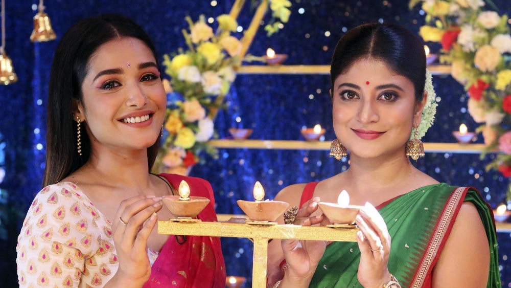 লাল এবং সবুজের আরও এক মেলবন্ধন নজরে এল। নববধূ রোশনি ভট্টাচার্যের সঙ্গে ‘সারদমণি’ সন্দীপ্তা সেন।