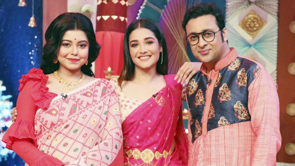 ‘রানী রাসমণি’ ধারাবাহিকের দিয়া চক্রবর্তী, সঙ্গে লালে রাঙা হলেন ‘মোহর’-এর ছোটকা ওরফে সৌরভ চক্রবর্তী। তিন জনের সাজেই সাবেকিয়ানার স্পর্শ।