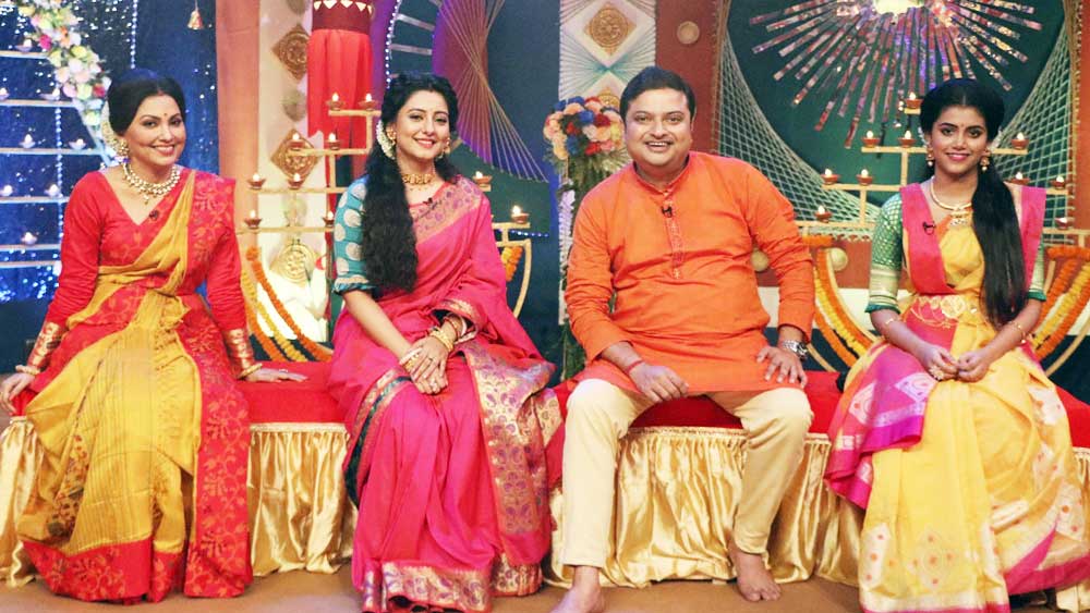 বেশ জমাটি আড্ডার মুহূর্তে ক্যামেরাবন্দি হয়েছেন ইন্দ্রাণী দত্ত, অঙ্কিতা ভট্টাচার্য, বিশ্বনাথ বসু এবং শ্রাবণী ভুঁইয়া। সকলের সাজেই লালের ছোঁয়া নজরকাড়া।