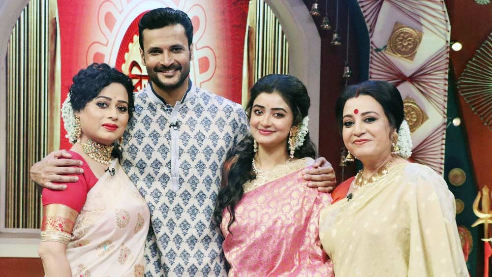 খোঁপায় ফুল গুঁজে সুবাস ছড়ালেন রাজশ্রী ভৌমিক, শ্রীপর্ণা রায়, তনুকা চট্টোপাধ্যায়। তাঁদের আলিঙ্গনে আনন্দ ঘোষ।