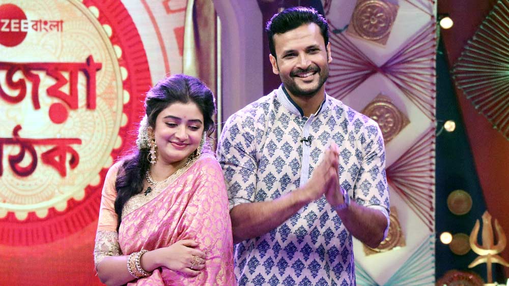 শ্রীপর্ণা-আনন্দ এ বার ‘কড়িখেলা’-র পারমিতা-অপূর্ব। তাঁদের প্রেমের ঝলক দেখল বিজয়ার রবিবারের সন্ধ্যা।