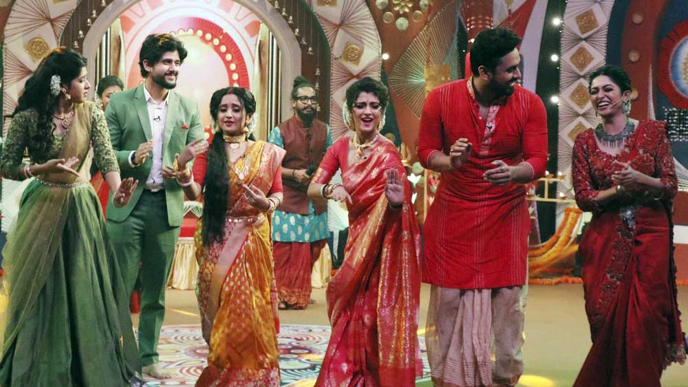 দিতিপ্রিয়া, আদৃত রায়, সৌমিতৃষা কুণ্ডু, শ্বেতা ভট্টাচার্য, ধ্রুব সরকার, ইশা সাহা পা মেলালেন তালে তালে। তিন ঘণ্টার আনন্দ মুহূর্তের সাক্ষী জি বাংলার সংসার।