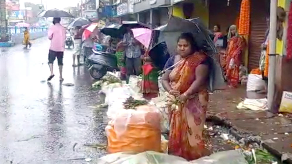 লক্ষীপুজোর মুখে লোকসানের আশঙ্কায় দোকানিরা।