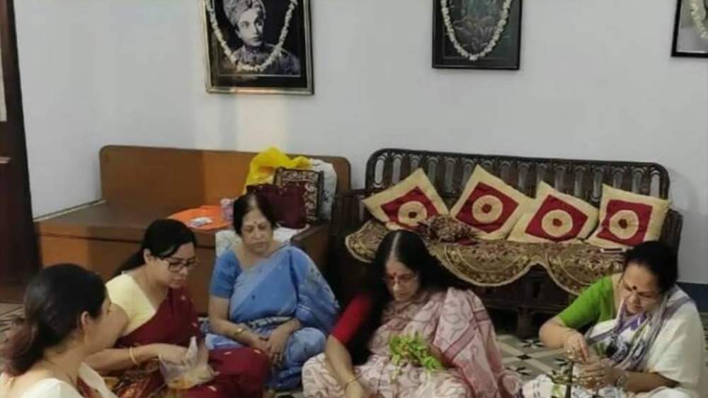 কোজাগরী লক্ষ্মীপুজোর দু’দিন আগে থেকে রোজ একটি লক্ষ্মী প্যাঁচা উত্তমকুমারের বাড়িতে আসতে আরম্ভ করল। 