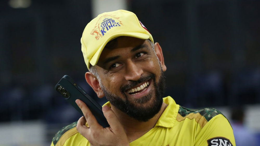 মাথার দু’পাশে সাদা কদমফুলের মতো বিন্দু বিন্দু পাকা চুল। ক্লিপার দিয়ে আর কত যত্ন করা যায়! 