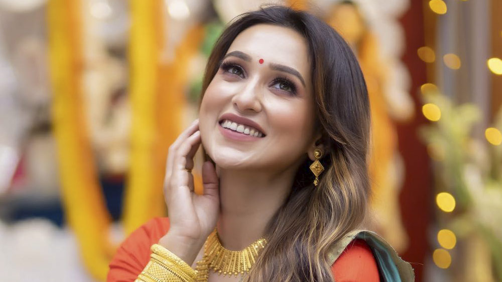 মিমি চক্রবর্তী- অভিনয় শুরু ‘গানের ওপারে’ ধারাবাহিকে ‘পুপে’ হয়ে। ২০১২ সালে প্রথম ছবি্র মুক্তি। মূল ধারার ছবিতে পা দিলেন সে বছরই— ‘বোঝে না সে বোঝে না’। ‘প্রলয়’, ‘যোদ্ধা’, ‘কী করে তোকে বলব’, ‘পোস্ত’, ‘ধনঞ্জয়’— বক্স অফিসে সাফল্যের মুখ বহু বার দেখেছেন তিনি।