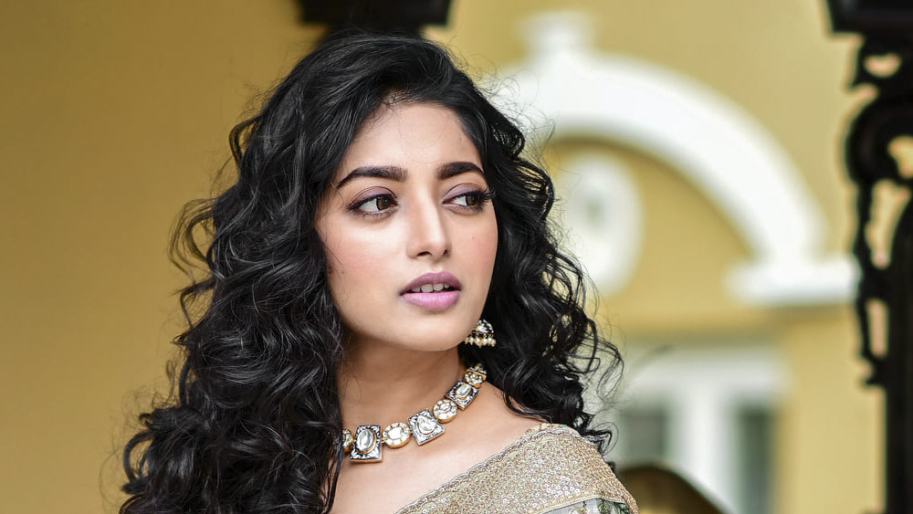 ইশা সাহা- ২০১৬ সালে ‘ঝাঁঝ লবঙ্গ ফুল’ ধারাবাহিকে অভিনয়ের হাতেখড়ি। ২০১৭ সালে ছোট পর্দার লবঙ্গ থেকে বড় পর্দার বিস্কুটে যাত্রা। ‘প্রজাপতি বিস্কুট’, ‘গুপ্তধনের সন্ধানে’, ‘সোয়েটার’, ‘দুর্গেশগড়ের গুপ্তধন’— প্রথম ছবির দু’বছরের মধ্যেই ইশার ঝুলিতে জমা হতে থাকে একের পর এক সফল ছবির নাম।