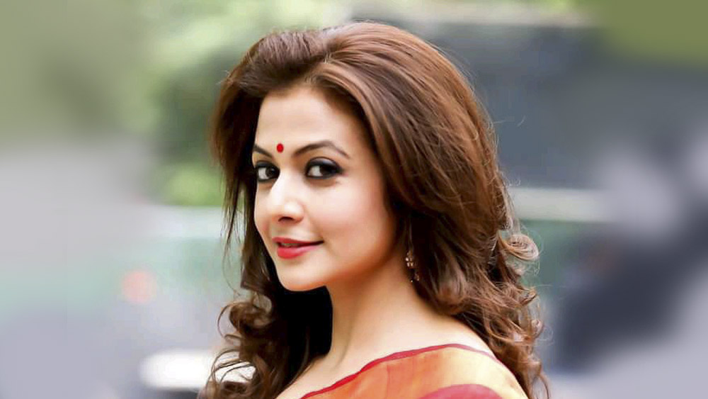 কোয়েল মল্লিক- ২০০৩ সালে ‘নাটের গুরু’ দিয়ে শুরু। এর পর ‘বন্ধন’, ‘শুভদৃষ্টি’, ‘সাত পাকে বাঁধা’, ‘প্রেমের কাহিনি’, ‘মন মানে না’ দিয়ে দর্শকের মন মাতিয়েছেন কোয়েল। স্বামী নিসপাল সিংহ রানের প্রযোজনা সংস্থা সুরিন্দরের ছাতার তলায় ‘বেশ করেছি প্রেম করছি’, ‘হাইওয়ে’, ‘রংবাজ’-এর মতো একাধিক ছবিতে অভিনয় করেছেন তিনি।