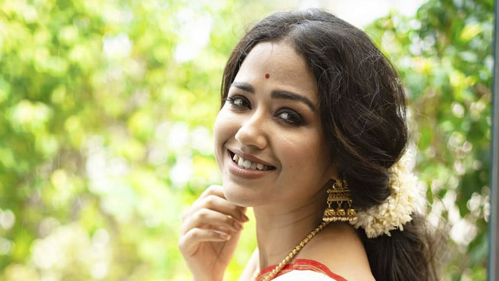 সোহিনী সরকার: ‘ওগো বধূ সুন্দরী’ ধারাবাহিকে পার্শ্বচরিত্রে অভিনয় করেও নজর কেড়েছিলেন। বড় পর্দায় হাতেখড়ি ‘রূপকথা নয়’ ছবিতে। এর পর ‘ফড়িং’, ‘রাজকাহিনী’, ‘ব্যোমকেশ পর্ব’, ‘দুর্গা সহায়’।