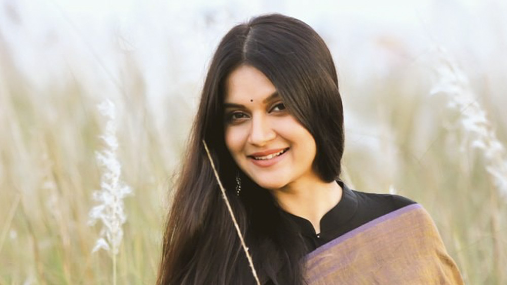 রাফিয়াত রাশিদ মিথিলা: শুধু অভিনেত্রী নন। গায়িকা এবং শিক্ষিকাও বটে। মঞ্চেও ছাপ রয়েছে তাঁর। মিথিলার লক্ষ্মী-ভাবের প্রভা সব দিকেই। ওয়েব সিরিজে হাতেখড়ি হয়েছে মিথিলার।