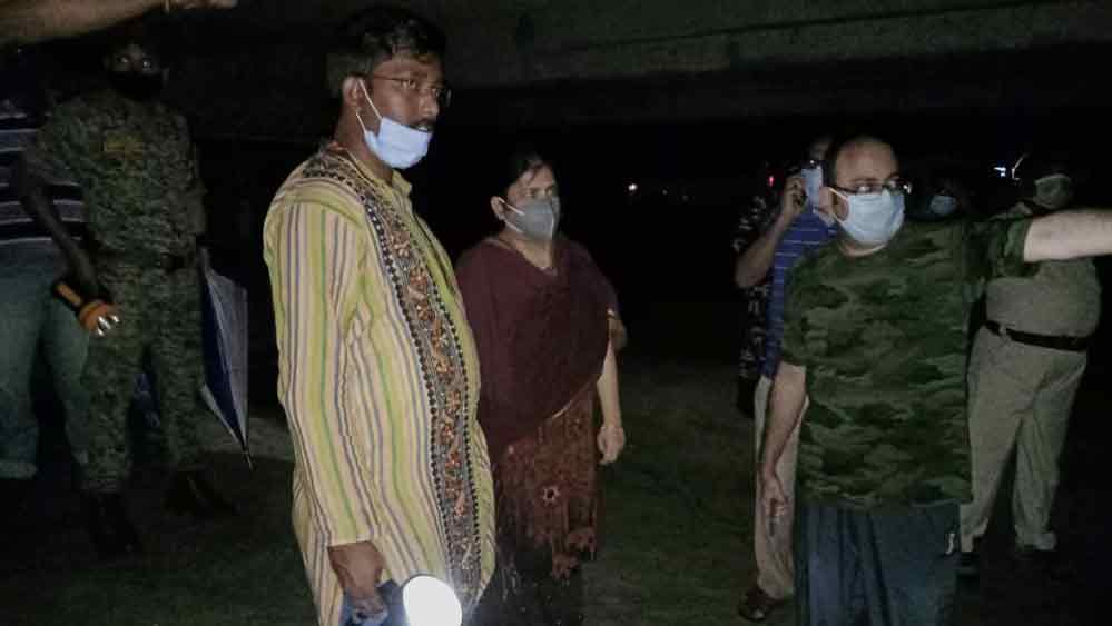 জলমগ্ন এলাকা পরিদর্শনে জেলাশাসক মৌমিতা গোদারা বসু ও এসপি দেবর্ষি দত্ত