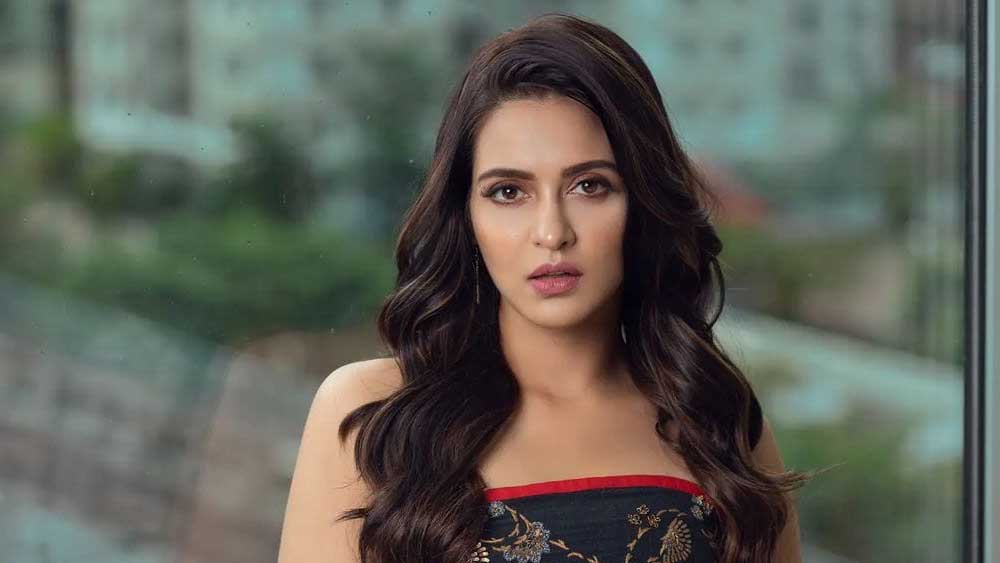 রাহুল-প্রিয়াঙ্কার জুটি যে কখনও ভাঙতে পারে, তা ভাবেননি অনুরাগীরা। এখনও অনেকে তাঁদের নাম একসঙ্গে নিতেই পছন্দ করেন। তারই মাঝে শোনা গিয়েছে এক চিত্রগ্রাহকের সঙ্গে তাঁর সম্পর্কের গুঞ্জন। কিন্তু প্রিয়াঙ্কা সরকার সে সবে নিজেকে আটকে রাখেননি। বরং ফেলে আসা দিন পেরিয়ে অনেক পথ হেঁটেছেন একাই। রোজই একটু একটু করে বদলেছেন নিজেকে। কখনও নিজের চেহারা, তো কখনও বা কাজের ধরন। নতুন পরিচালকদের সঙ্গে নানা ধরনের কাজ করছেন। একা হাতে বড় করছেন সন্তানকে। আর এক হাতে আবার সামলাচ্ছেন তাঁকে ঘিরে গুজব থেকে কাজের দায়িত্ব। এই কোজাগরী পূর্ণিমায় আনন্দবাজার অনলাইন সেই আলোকিত টলি-কন্যাদের শক্তি-রূপ উদ্যাপন করছে।