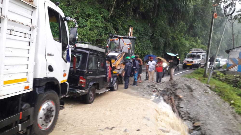 ধসে বন্ধ রাস্তা