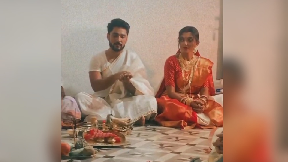 গৌরবের পাশে সারাক্ষণ থেকেছেন দেবলীনা। হাতে হাতে গুছিয়ে দিয়েছেন পুজোর নৈবেদ্য। মহানায়কের নাতি বাড়ির রীতি মেনে সুসজ্জিত ধুতি-জোড়ে। দাদুর আসনে বসেই পুজো সারেন তিনি। অঞ্জলিও দেন।